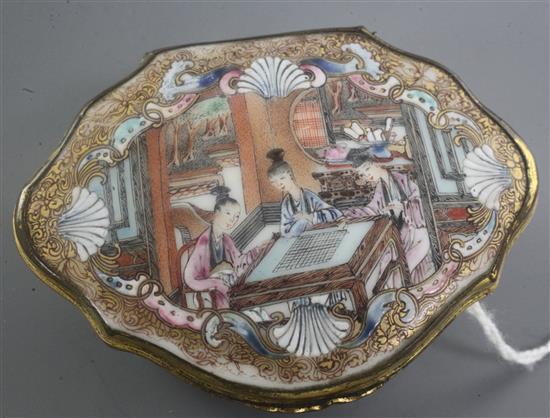 A Chinese export famille rose snuff box and cover, & a vase
